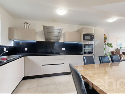 Attique contemporain traversant avec grand balcon et vue dégagée image 5