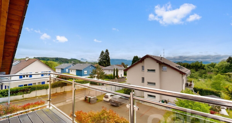 Attique contemporain traversant avec grand balcon et vue dégagée image 1