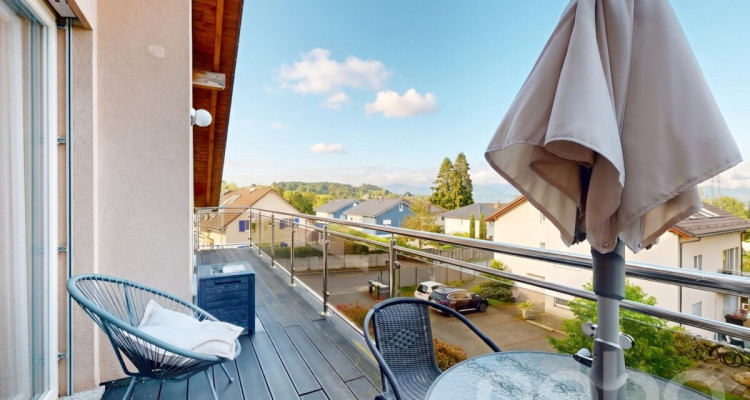 Attique contemporain traversant avec grand balcon et vue dégagée image 2