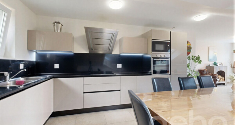 Attique contemporain traversant avec grand balcon et vue dégagée image 5