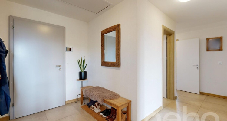 Attique contemporain traversant avec grand balcon et vue dégagée image 11