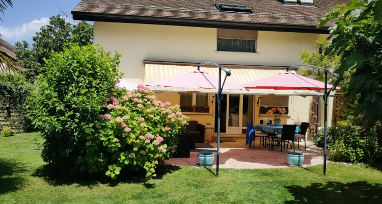 Maison familiale avec piscine et grand jardin plein sud image 3