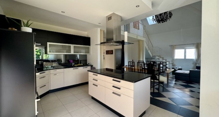 De nouvelles rénovations à ce bien de 6 pièces en duplex + 3 pièces - Terrasses, couvert à voitures  image 2