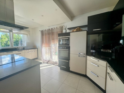 De nouvelles rénovations à ce bien de 6 pièces en duplex + 3 pièces - Terrasses, couvert à voitures  image 1