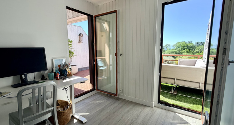 Un air de vacances entre ciel et lac : superbe triplex avec terrasse panoramique image 7
