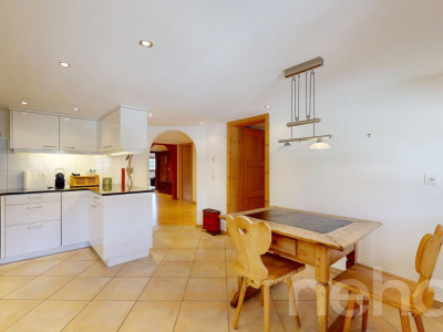 Grosszügige 5.5 Zimmer Wohnung mit Bündner Charme in Uors image 4