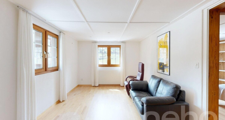 Grosszügige 5.5 Zimmer Wohnung mit Bündner Charme in Uors image 2