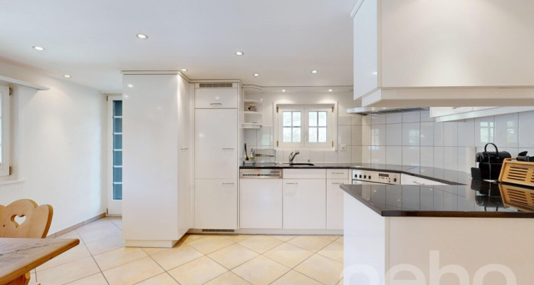 Grosszügige 5.5 Zimmer Wohnung mit Bündner Charme in Uors image 3
