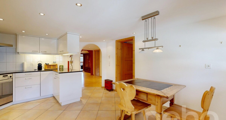 Grosszügige 5.5 Zimmer Wohnung mit Bündner Charme in Uors image 4
