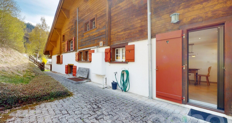 Grosszügige 5.5 Zimmer Wohnung mit Bündner Charme in Uors image 12
