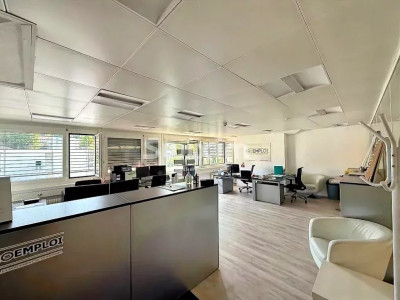Bright 42 m² Office with Lift and Wharf Access in Lausanne image 1