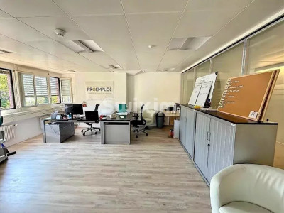 Bright 42 m² Office with Lift and Wharf Access in Lausanne image 2