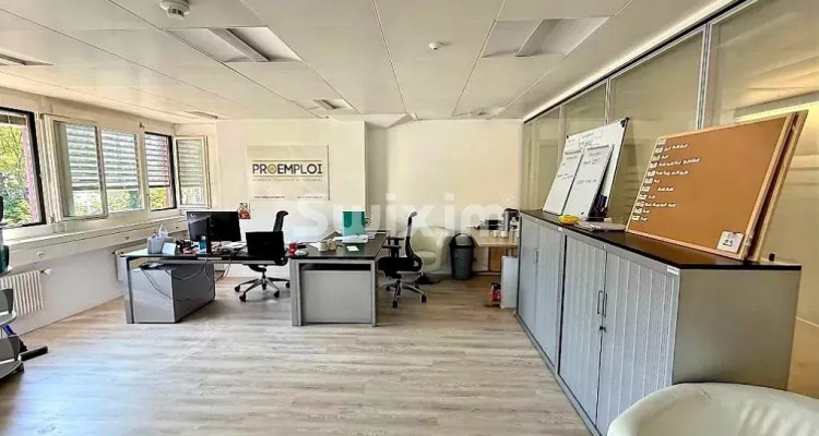 Bright 42 m² Office with Lift and Wharf Access in Lausanne image 2