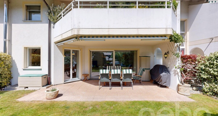 Jardin arboré et terrasse ensoleillée à Bramois image 2