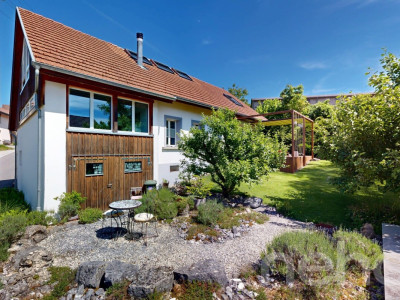Stilvolles Zuhause mit Galerie, Garten und besonderem Wohnkonzept image 2