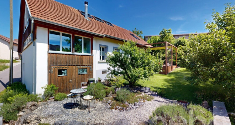 Stilvolles Zuhause mit Galerie, Garten und besonderem Wohnkonzept image 2