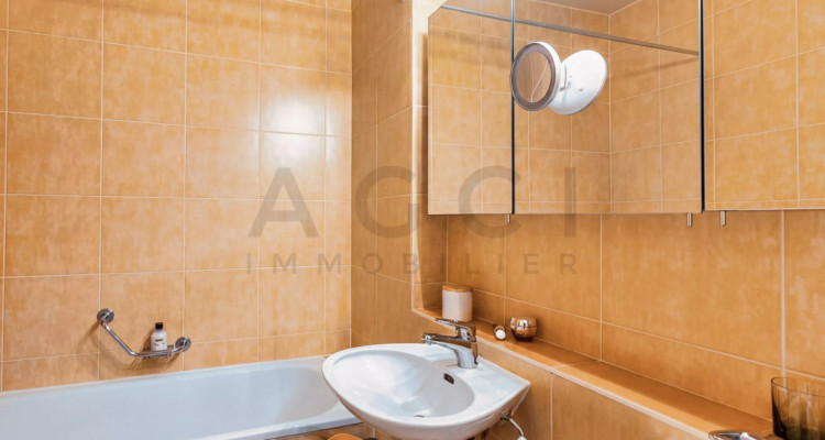 Magnifique appartement traversant à Confignon image 13