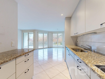 Helle 3.5-Zimmerwohnung mit Balkon und schönem Ausblick image 1