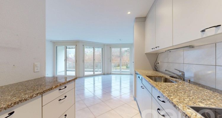 Helle 3.5-Zimmerwohnung mit Balkon und schönem Ausblick image 1
