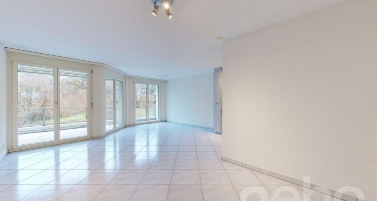 Helle 3.5-Zimmerwohnung mit Balkon und schönem Ausblick image 3
