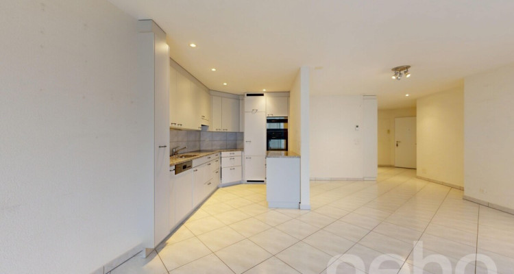 Helle 3.5-Zimmerwohnung mit Balkon und schönem Ausblick image 4