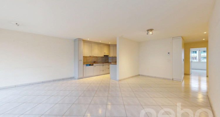Helle 3.5-Zimmerwohnung mit Balkon und schönem Ausblick image 5
