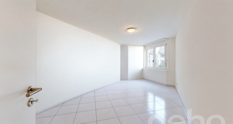 Helle 3.5-Zimmerwohnung mit Balkon und schönem Ausblick image 7