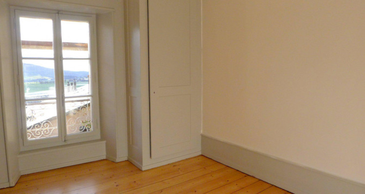 APPARTEMENT AVEC TERRASSE ET PETIT JARDIN DHIVER image 4