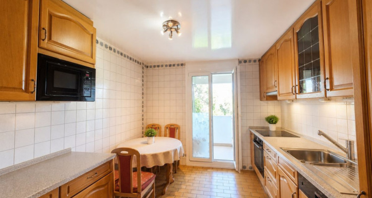 Appartement lumineux de 5,5 pièces avec ascenseur et garage image 3