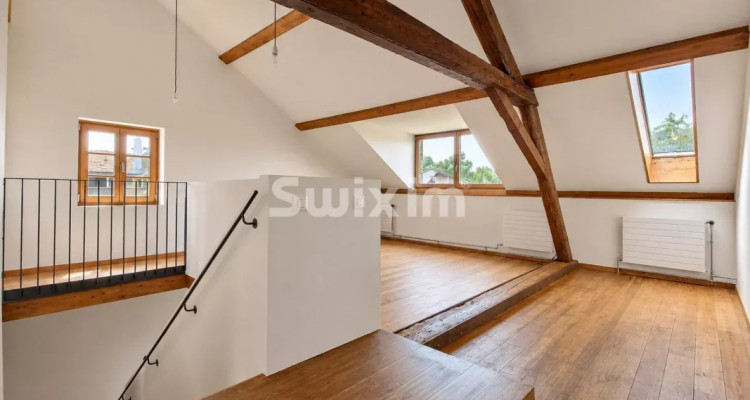 In Anières, a 6.5-room house in an expertly renovated former dairy image 2