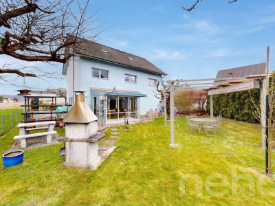 Freistehendes Einfamilienhaus mit sonnigem Garten und Wintergarten image 3