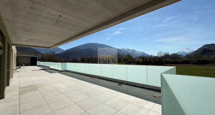 Spacieux attique 4,5 pièces avec terrasse panoramique de 68 m2 image 2
