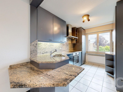 Helle 3.5 Zimmer-Wohnung mit Balkon und Garage in Schönenwerd image 2