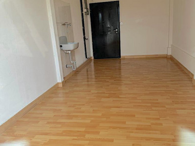 A LOUER LOCAL COMMERCIAL / ARTISANAL POUR PARTICULIER OU ENTREPRISE image 2