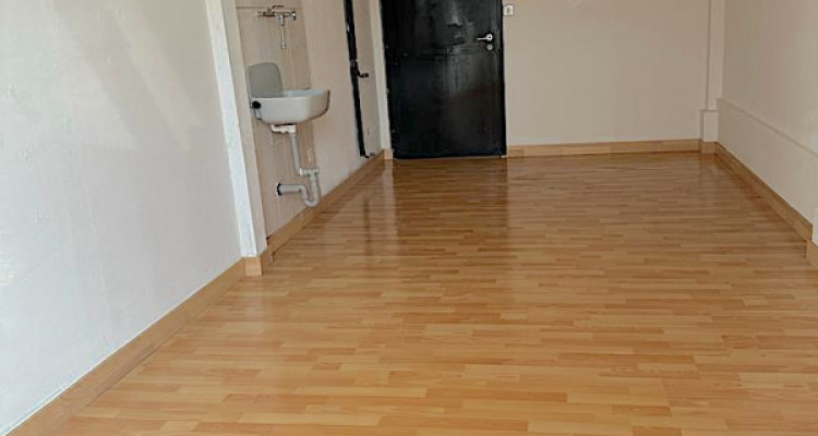 A LOUER LOCAL COMMERCIAL / ARTISANAL POUR PARTICULIER OU ENTREPRISE image 2