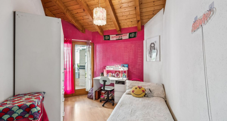 Attique rénové avec extérieur privé à Chalais image 6