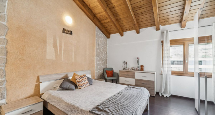 Attique rénové avec extérieur privé à Chalais image 9
