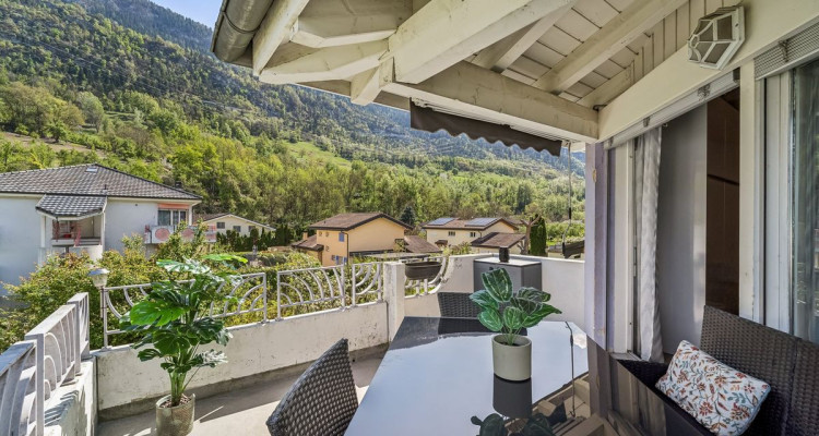 Attique rénové avec extérieur privé à Chalais image 3
