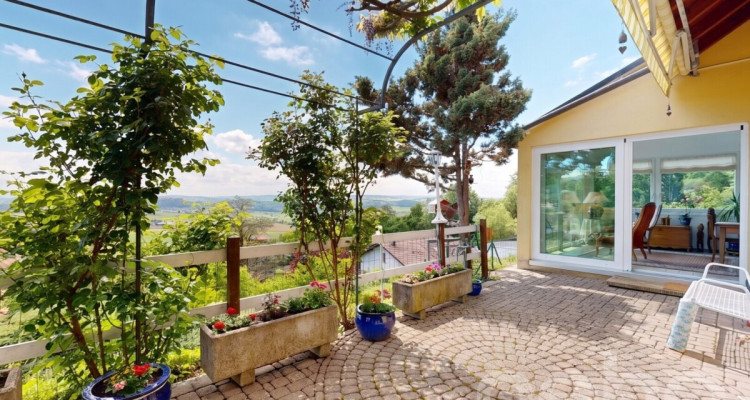Grande villa lumineuse avec vue dégagée et parcelle de 1205 m² image 2