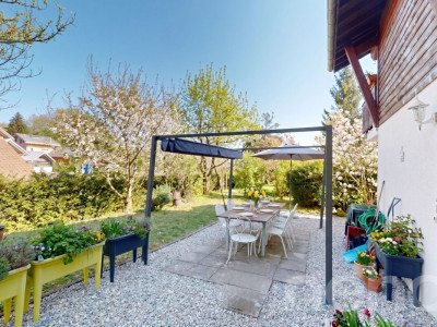 Chalet familial avec studio indépendant et terrain de 1 085 m² image 1