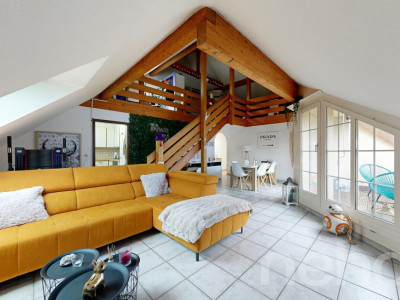 Charmante 3.5-Zimmerwohnung mit offener Galerie und Cheminée image 2