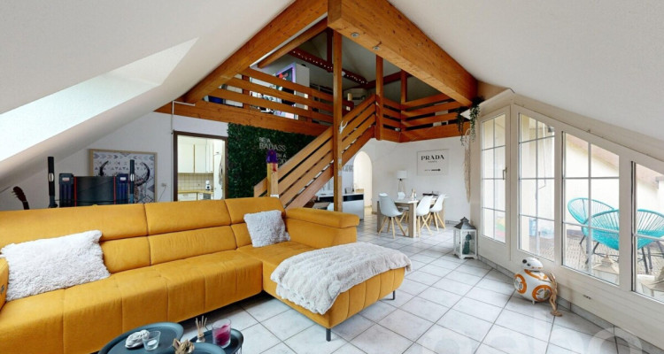 Charmante 3.5-Zimmerwohnung mit offener Galerie und Cheminée image 2