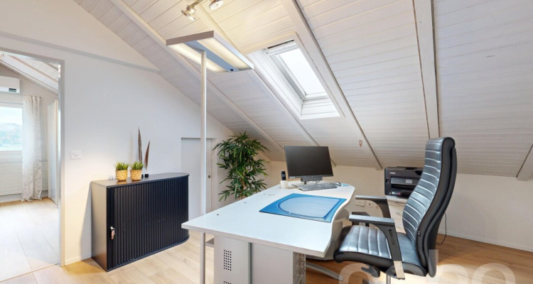 Unverbaubares Panorama: Exklusives 5.5-Zimmer-Einfamilienhaus mit Pool image 9
