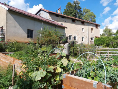 Ensemble immobilier avec gîtes – Haut-Jura, proche frontière suisse image 1