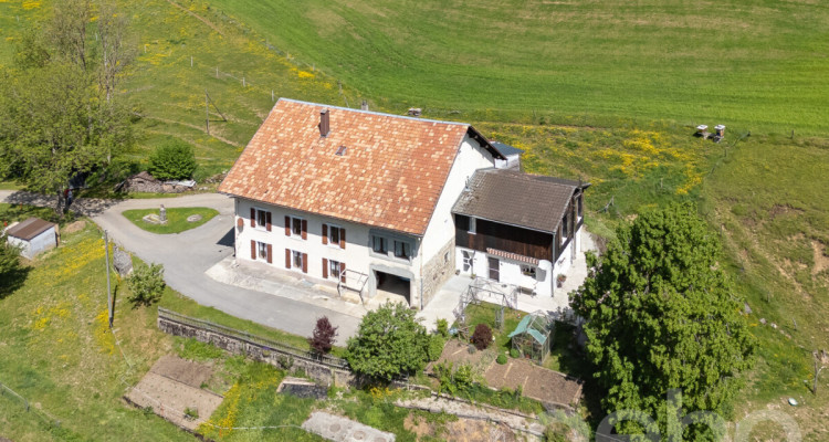 Les Bayards: Ancienne ferme avec grange et appartements image 1