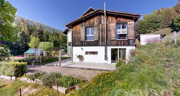 Les Bayards: Ancienne ferme avec grange et appartements image 2