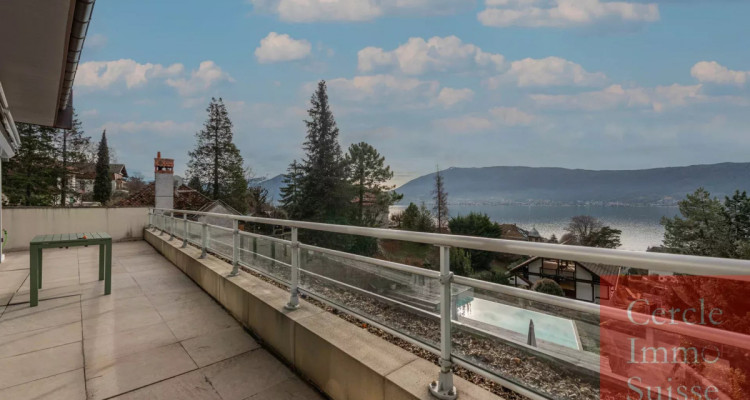 Appartement de Prestige Rénové en vente à VEYRIER DU LAC avec Vue Panoramique sur le Lac dAnnecy image 2