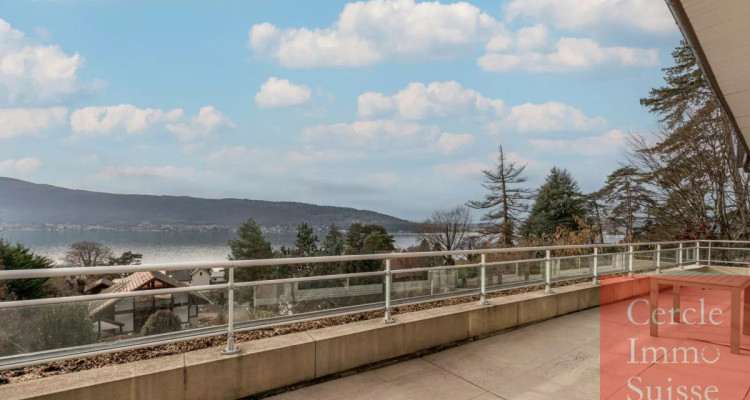 Appartement de Prestige Rénové en vente à VEYRIER DU LAC avec Vue Panoramique sur le Lac dAnnecy image 3