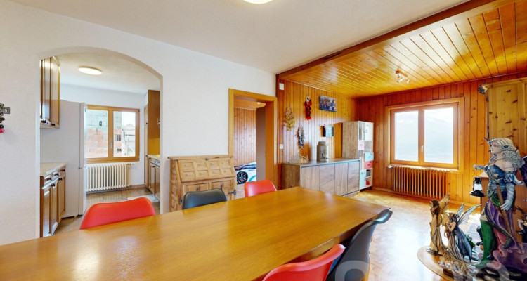 Duplex de 6.5 pièces avec balcon, garages et vue dégagée à Savièse image 2