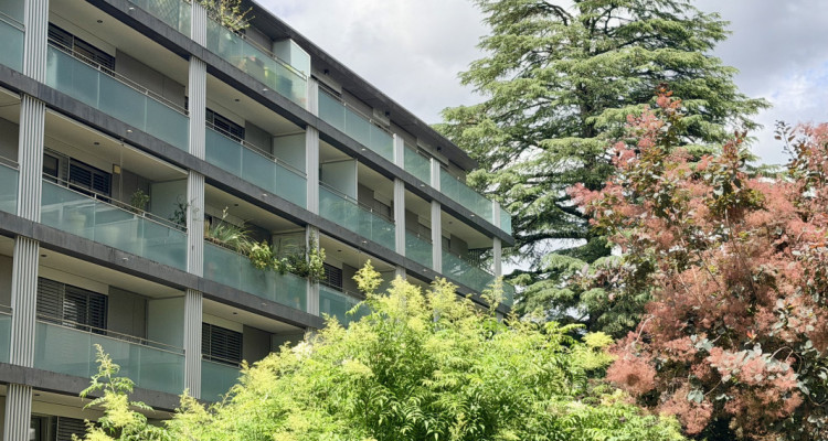 Appartement contemporain avec vue dominante sur Genève, dans un écrin de verdure image 9